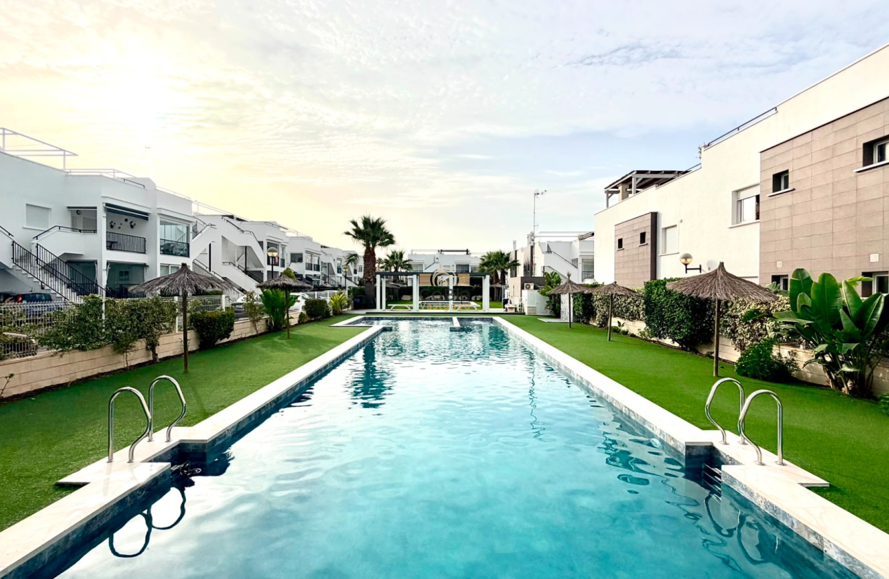 Resale - Apartment - Torrevieja - Aguas Nuevas